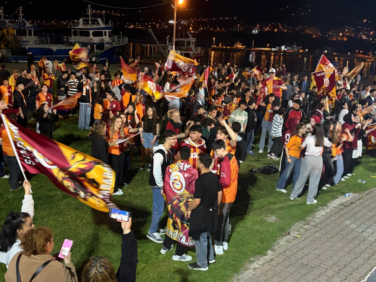 Gerze’de Meşaleli Şampiyonluk Gecesi